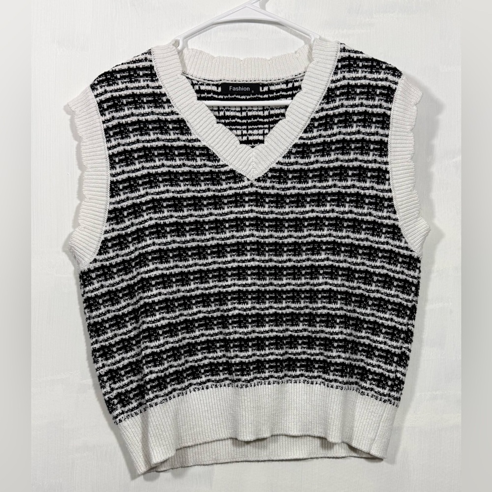 Fashion Size Small Black and White Sleeveless Sweater Vest